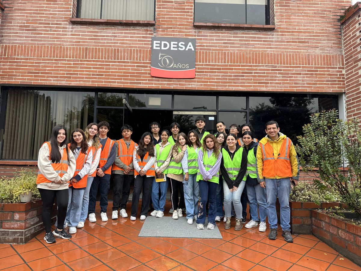 AmbientalUDLA's tweet photo. Hoy con los estudiantes de primer año realizamos una salida técnica a #EDESA para conocer sus procesos de producción, calidad, buenas prácticas ambientales/sostenibilidad y productos que contribuyen a la reducción de consumo de agua en edificaciones. https://t.co/Us2AhKH6H4