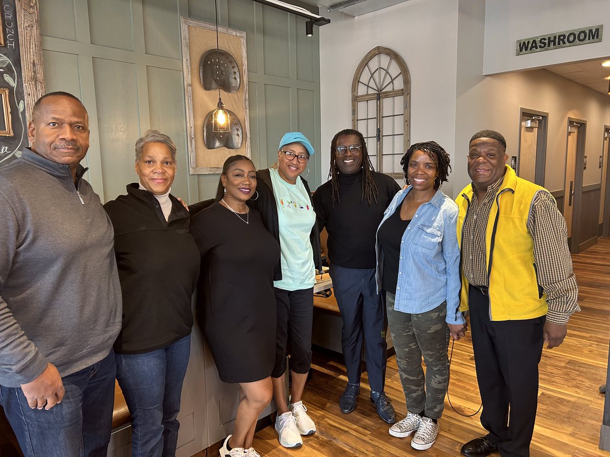 ThemYoPeople's tweet photo. And just so you and yo people are clear… With or without the crown I still got my people always down and around! Take time to make time for yo people, make new memories and remember…You never know how good you look until you had yo pictures took... take a picture👊🏾🤴🏾 https://t.co/WuVxUtqQOM