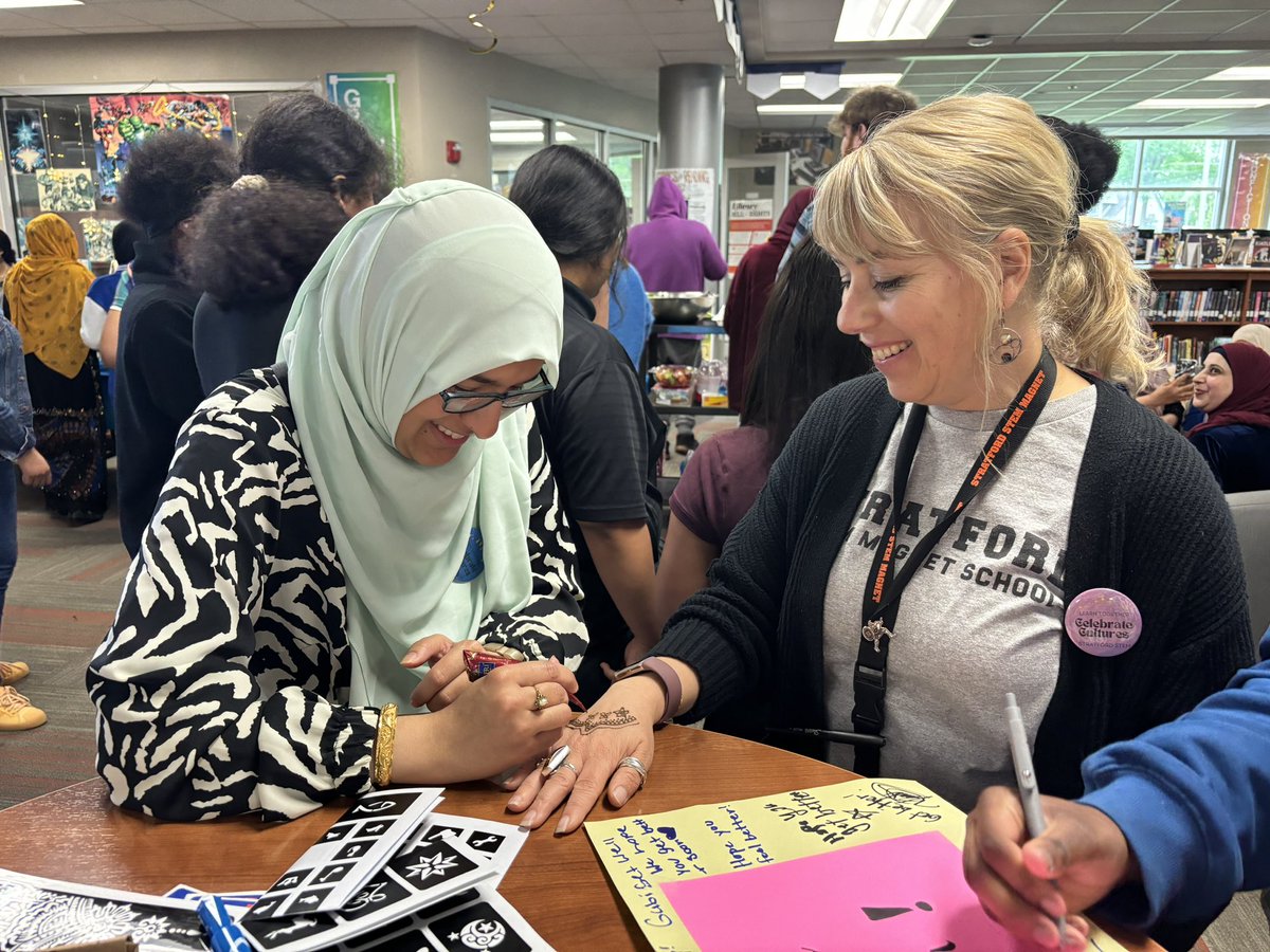 How do you build inclusive schools? Principal @michaelpratt411 & Librarian @dianerchen know how! They created space for students, staff, & families to celebrate Eid Al Fitr today @StratfordSTEM1 ! See 🧵for more pics & videos! #ThisIsDEI @MetroSchools @ashfordhughes @LindsKimery