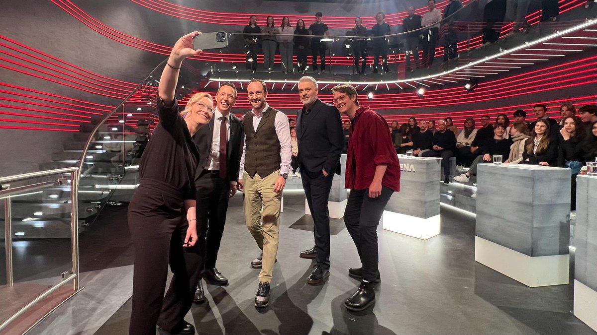 Gleich #SRFArena zur #Klimapolitik mit @alinetrede @GrueneCH @ChristianImark @SVPch @cwasi @FDP_Liberalen @Nicola_Siegrist @JusoSchweiz - und 100 Personen im Publikum. #BehindTheScenes