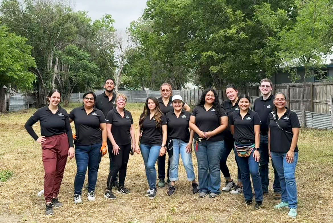 FirstmarkCU's tweet image. We rolled up our sleeves to help Comal County Habitat for Humanity clear land for a future home site.  🏡💪 We&apos;re grateful for this fun and rewarding volunteer experience. ❤️ #HabitatForHumanity #BuildforBetter #HereToHelp #IntheCommunity #FirstmarkCares #FirstmarkCU