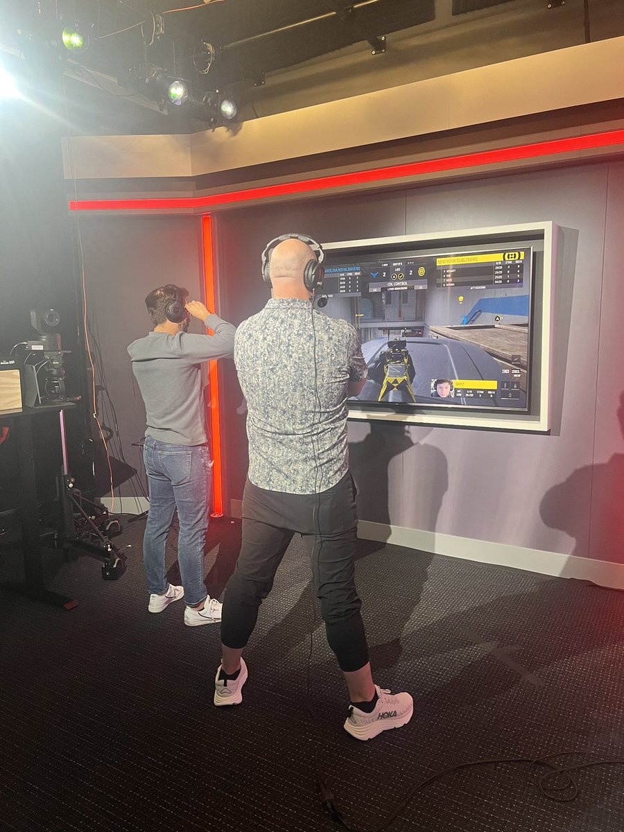 No one is more invested into this series than @Maven. What an athletic stance.