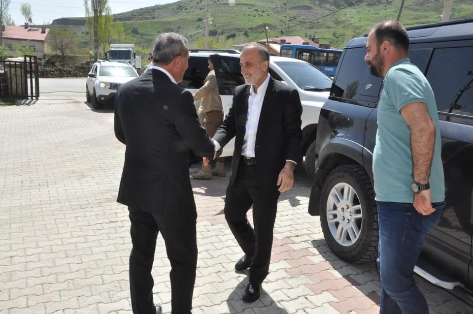 Beldemize yapılan hizmetlerde çok büyük emeği olan eski Milletvekilimiz Sn.⁦@Vahit_Kiler’e⁩ ve 31 Mart’a güven tazeleyen Bitlis Belediye Başkanımız Sn.⁦@Ntanglay⁩’a bizlere hayırlı olsun ziyaretlerinden dolayı kendilerine çok teşekkür eder,şükranlarımı sunuyorum.