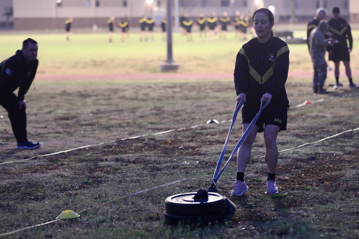 The #SprintDragCarry integrates diverse movement patterns, requiring both strength & speed. Enhance your proficiency in this challenge by including lateral lunge movements, shuttle sprints & hill repeats in your training regimen! [📸:@75thFA_BDE] #H2F #FitnessFriday @TradocCG