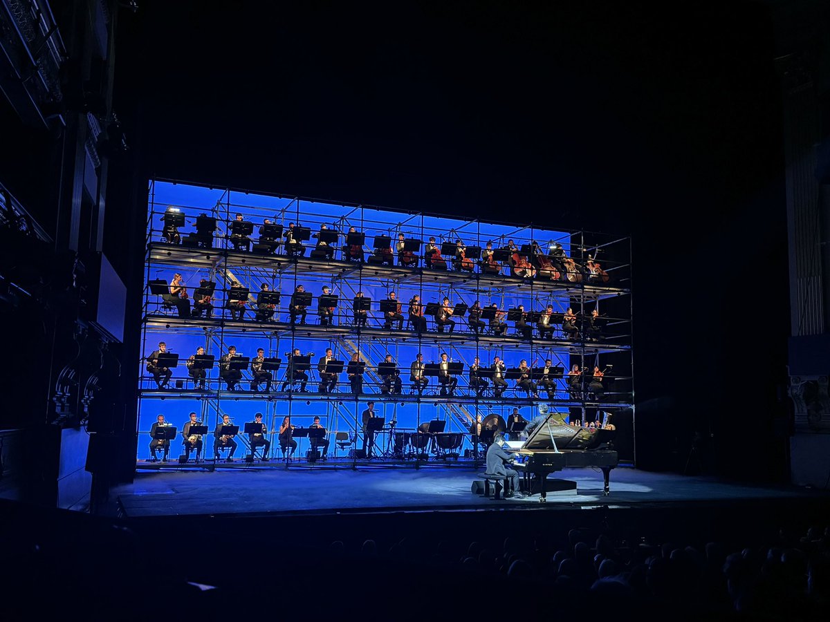 Cumpleaños Feliz! Muchas felicidades a Telefonica por 100 años de historia y muchas gracias por invitarme a la celebración del aniversario hoy en el Teatro Real en Madrid! En @MASORANGE_ES estamos con ganas de colaborar en los siguientes 100 😉🤙