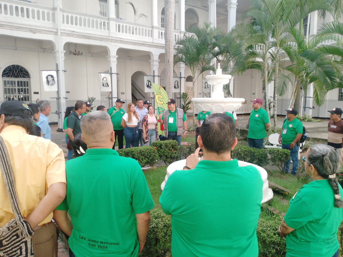 Caracol_Cali's tweet photo. Mediante un plantón pacifico en la plazoleta del Edificio San Luís, sede de la Asamblea del Valle, integrantes de diversas organizaciones laborales rechazaron la persecución laboral y sindical presentada en la Corporación, presidida por Carlos Felipe López. https://t.co/0gS6LH28sG