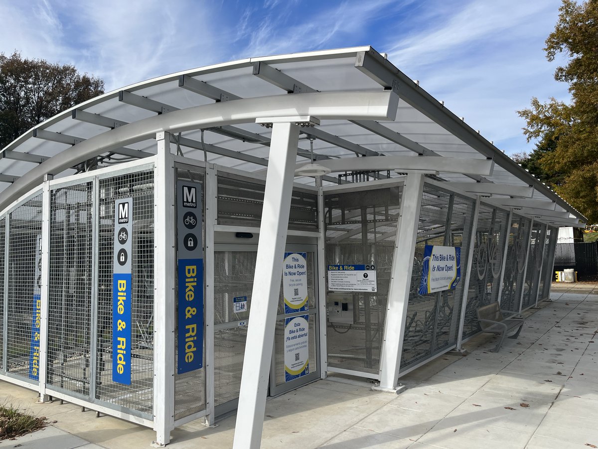 #DYK? Metro offers Bike & Ride facilities at eight stations! These secure facilities provide 24/7 access to card-controlled, sheltered bike parking. They even include repair stands with air pumps! Learn how to access Bike & Rides: wmata.com/service/bikes/…. #wmata #EarthMonth