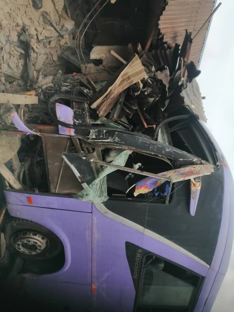 chekwube_henry's tweet photo. This avoidable accident occurred today, 19/04/2024, along Owerri-Onitsha Express Road as a result of the truck driver’s recklessness. Four persons have been confirmed dead, may their souls rest in peace, while other injured victims are still responding to treatment. https://t.co/jTkXhGssMV