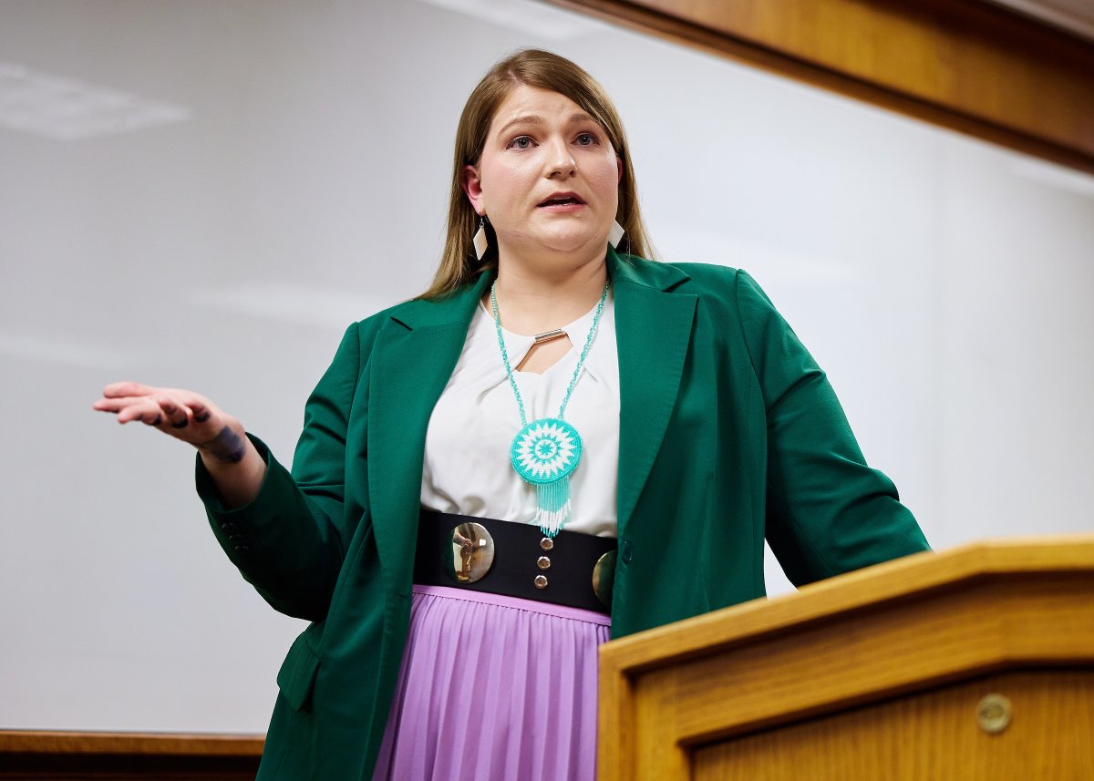 𝐖𝐞𝐥𝐜𝐨𝐦𝐞 𝐛𝐚𝐜𝐤, 𝐊𝐞𝐥𝐛𝐢𝐞! We were grateful to have Kelbie Kennedy, an OU Law alum and @fema National Tribal Affairs Advocate, back in Coats Hall earlier this week to discuss her professional journey and answer questions from our students.