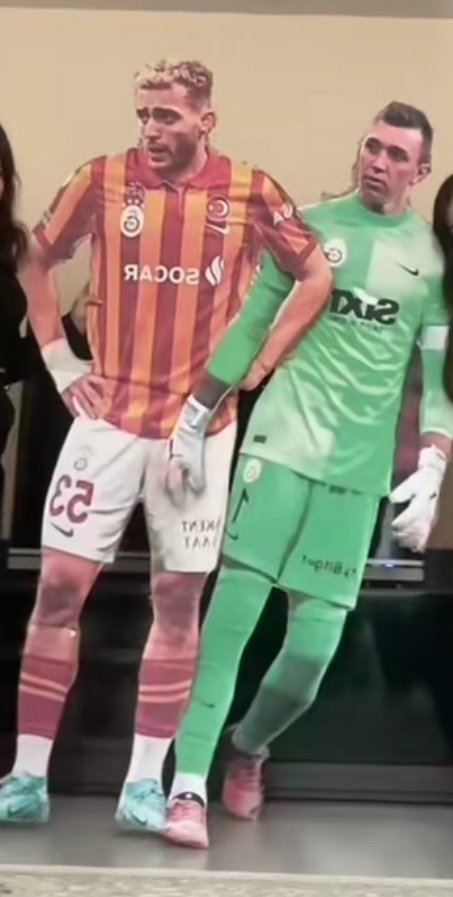 kol kola girmiş barış ve muslera maketlerine kimse sizi hazırlamıyor maalesef