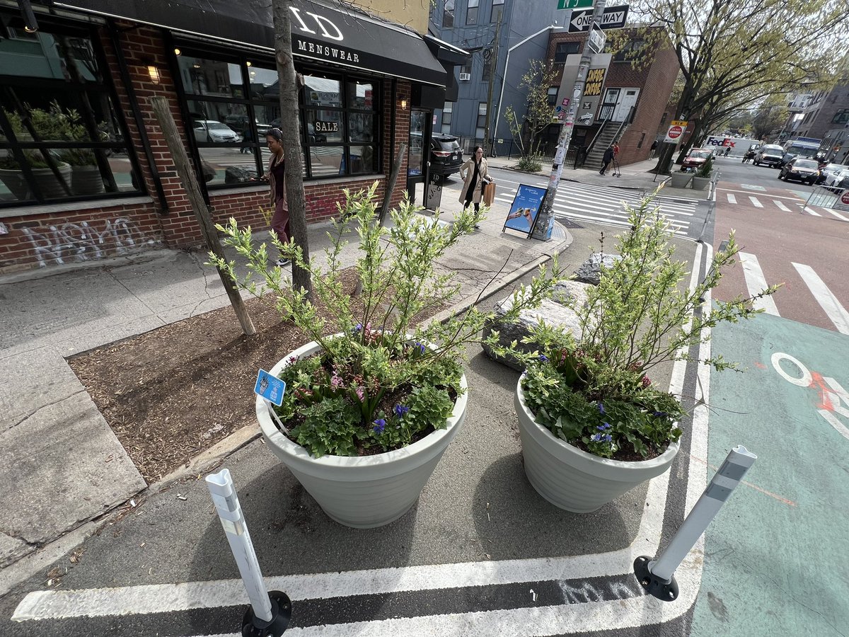Streetfilms's tweet photo. What was I out doing today? Out collecting ample daylight footage &amp; photos. @NYC_DOT’s Berry Street has some of the most effective and pretty. #UniversalDaylighting now! @OpenPlans @chabot_jackson @EmilyChingay https://t.co/oTULBtYERw