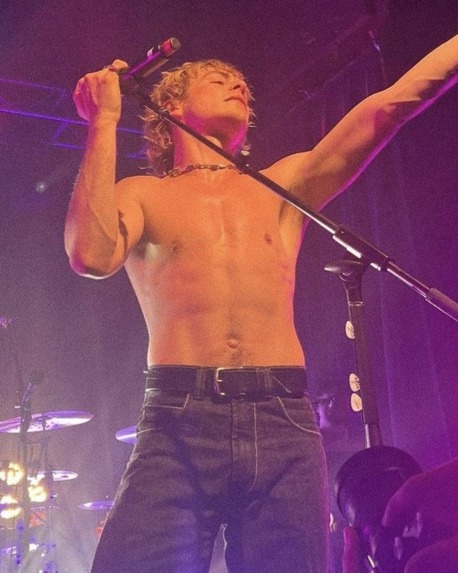 📸 Ross Lynch on stage during last night's show in Asheville.