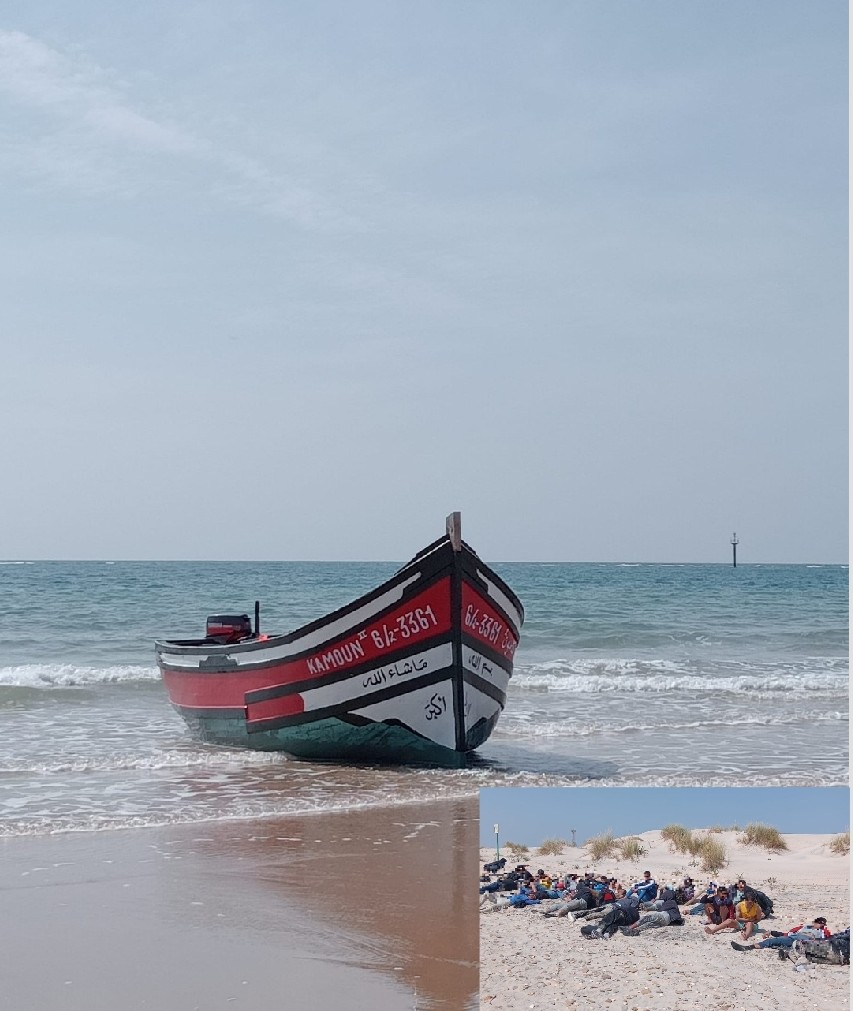 Desembarco de un cayuco de inmigrantes ilegales (todos hombres fuertes y en buenas condiciones físicas) en la playa de Camposoto, Cádiz. La patrullera de la Guardia Civil estaba de feria para aparentar.