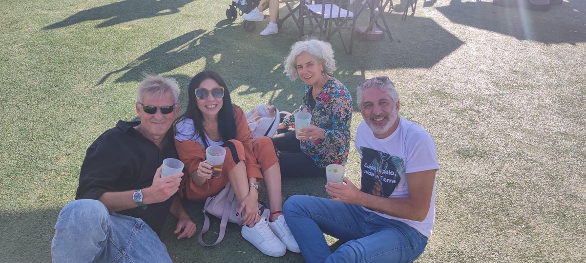 Cdesmarchelier's tweet photo. Un reencuentro con amigos de la vida en la #Bioferia 🍹 https://t.co/hMsn1meWcX