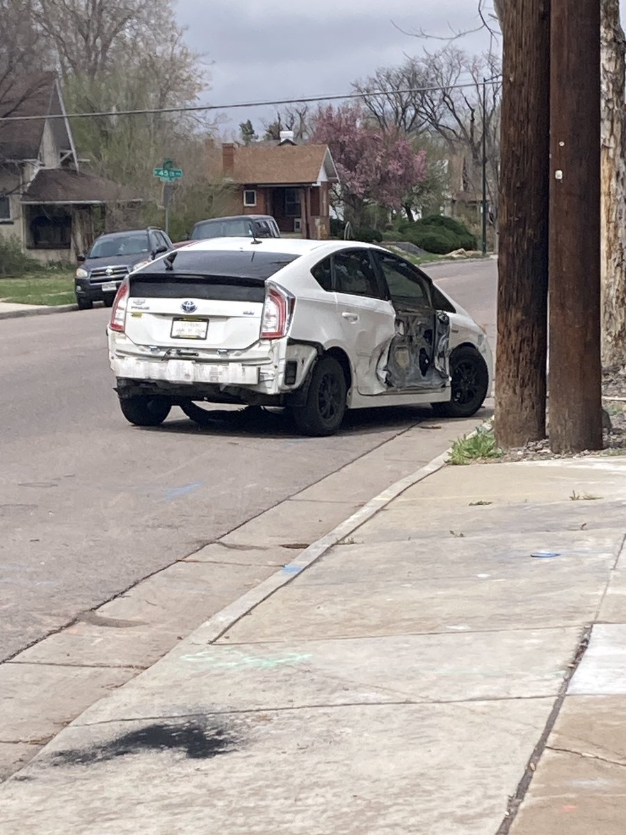 biculturalbrokr's tweet image. Today on Lowell Blvd in D-1, a city street that’s too wide to keep anyone safe. The costs of car dependency &amp;amp; unsafe street design is a burden on our communities+environment.

We can change these predictable outcomes.

#LivableCities
