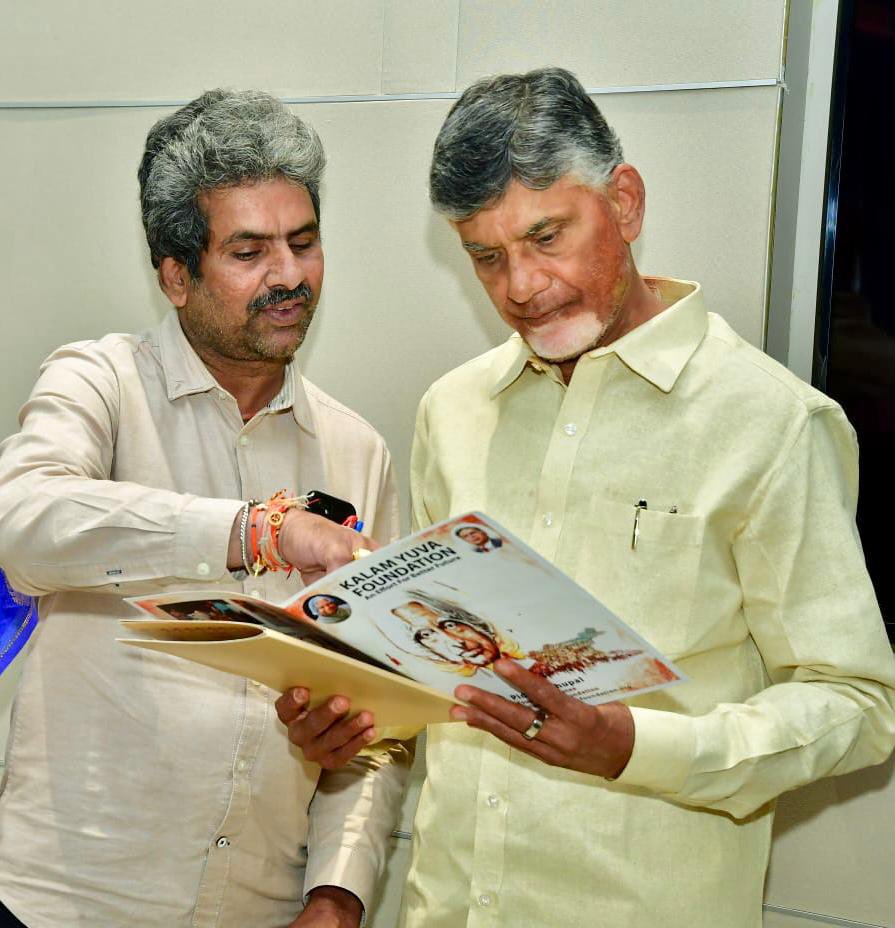 BhupalPsr's tweet photo. Heartiest birthday Greetings to the Great visionary leader, My well wisher ,
Andra pradesh state EX CM Sri @ncbn Garu 💐💐💐💐
@naralokesh @JaiTDP @KesineniS
@LicypriyaK #HappyBirthdayCBNSir #CBN @KambojAnanya @AaravSeth_
Let’s protect #enviromment 🌴
make India #plasticfree https://t.co/7yAvnqYdhM