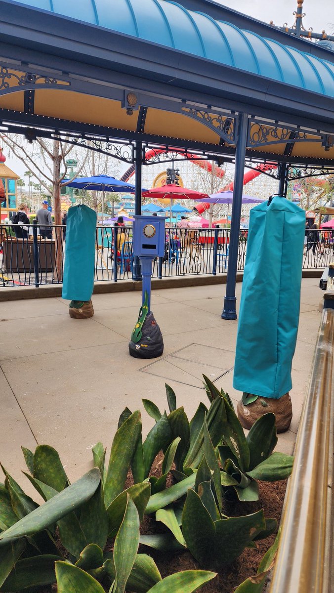 Lightning Lane scanners are in at Ariels Undersea Adventure.  TY to @miamidan17 for the 📸