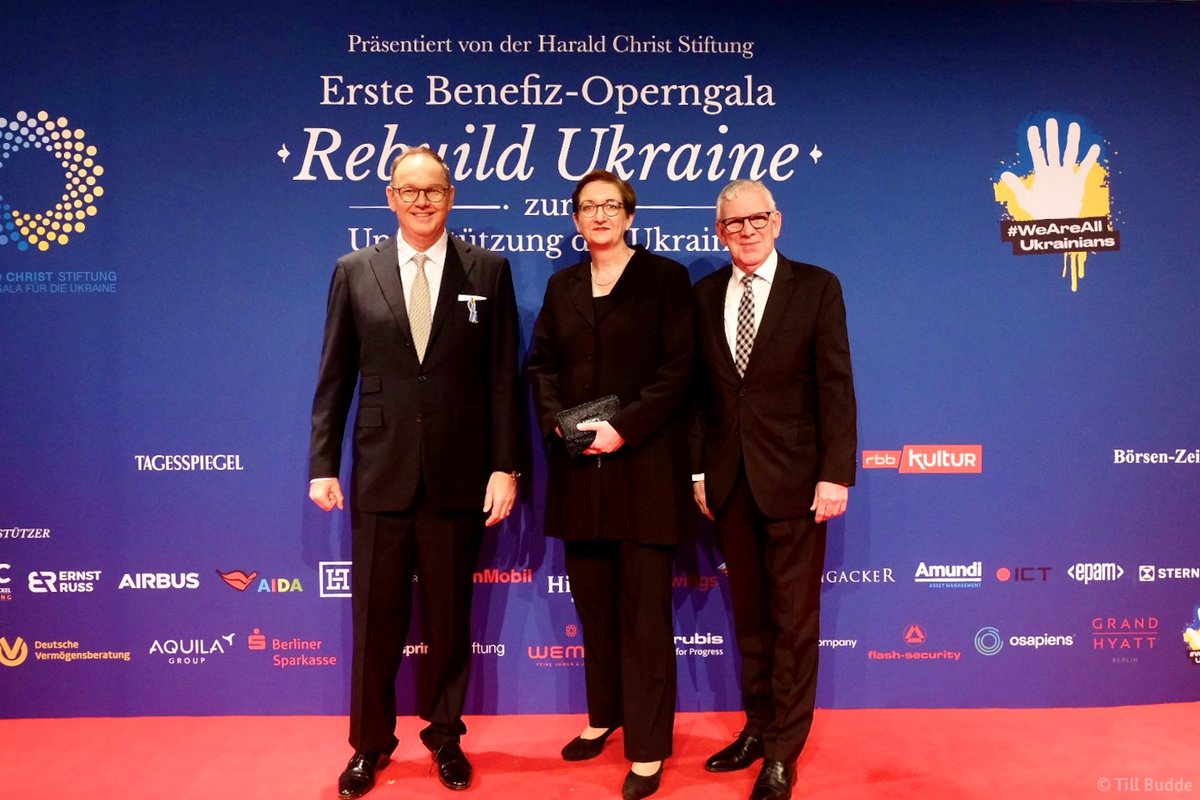 Klara Geywitz (@klara_geywitz) on Twitter photo Der Wiederaufbau zerstörter Städte und Häuser geht nicht von heute auf morgen. Wir helfen der Ukraine bereits jetzt beim Planen. Deswegen unterstütze ich #RebuildUkraine auch sehr gerne. Der Wiederaufbau zerstörter Städte und Häuser geht nicht von heute auf morgen. Wir helfen der Ukraine bereits jetzt beim Planen. Deswegen unterstütze ich #RebuildUkraine auch sehr gerne.