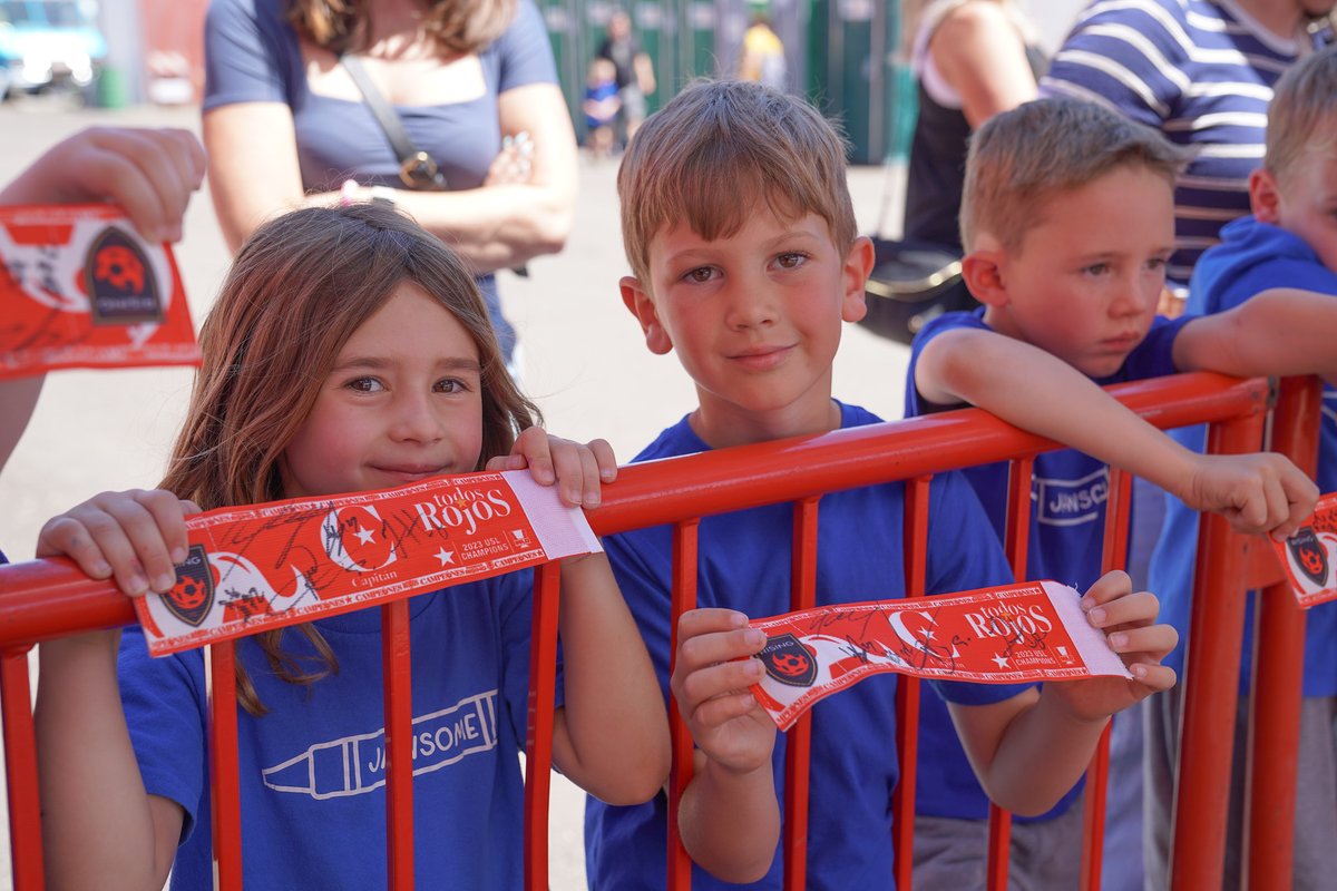 Today we hosted Desert Shadows Elementary School for Field Trip Friday! The kids enjoyed training and getting to meet all the players for autographs. #TodosRojos