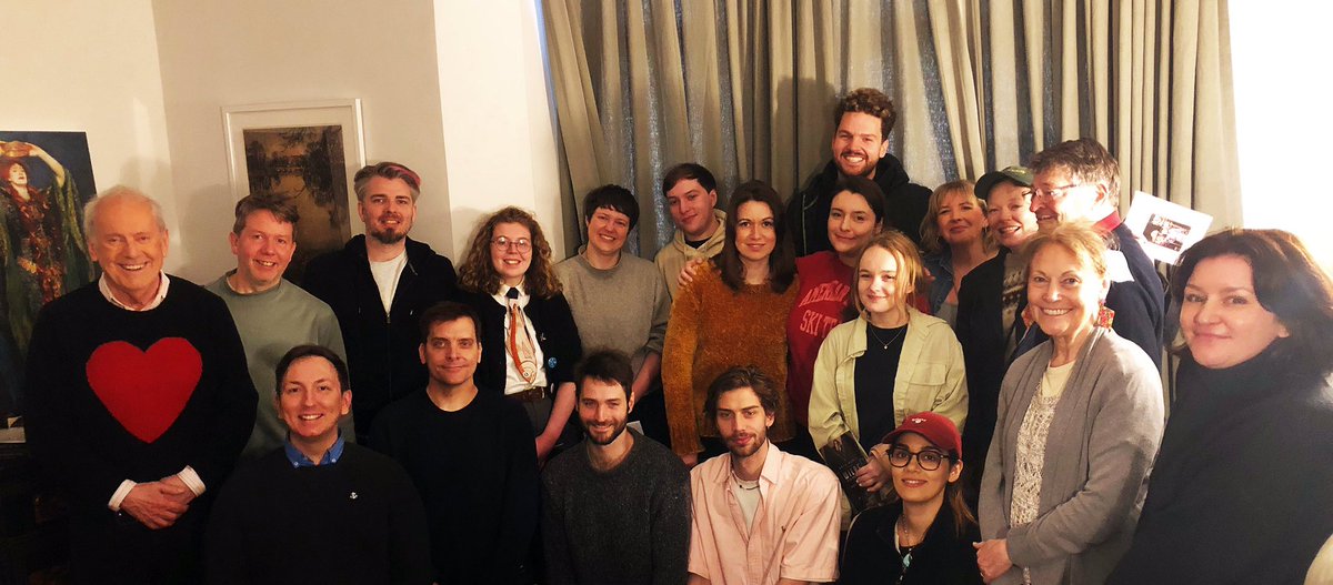 Sarah Snook & the crew of The Picture of Dorian Gray visited #OscarWilde’s house in Tite Street today to see the room where he wrote it & to hear about the history of the novel. Sarah Snook posed with our our President Gyles Brandreth. Devon Cox gave them a tour of Tite Street.