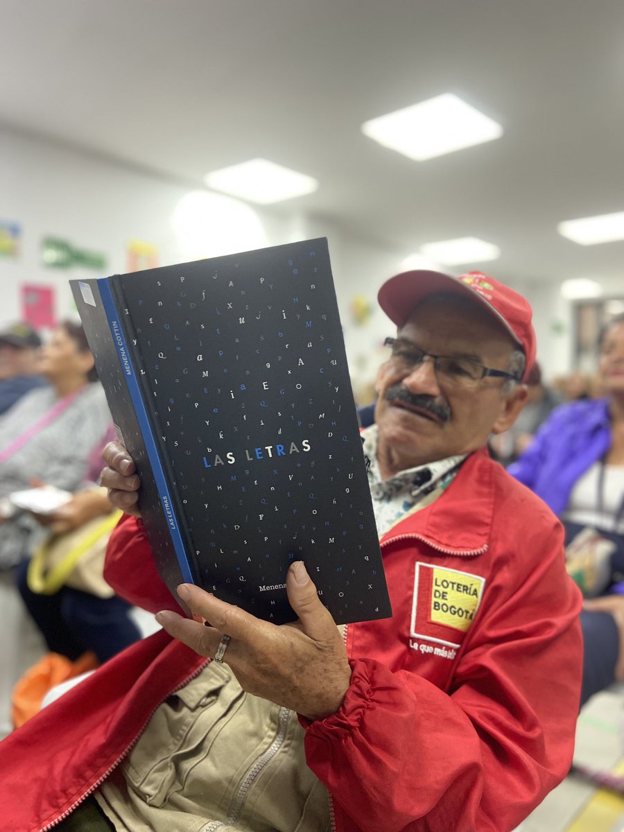 integracionbta's tweet photo. 👵🏻Las personas mayores del Centro Día Casa de la Sabiduría Los Cerezos disfrutan de una tarde armonizada por la literatura. 

📖Tenemos el gusto de contar con la autora venezolana Menena Cottin, quien nos comparte sus 📚narrativas  en el majestuoso mundo de las letras.
#FILBo2024 https://t.co/8Dd694e1t2