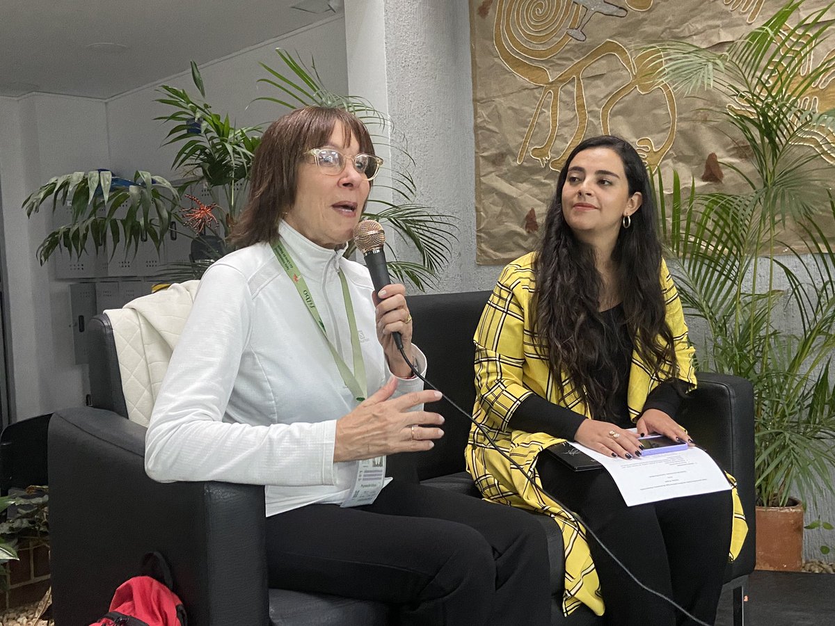 integracionbta's tweet photo. 👵🏻Las personas mayores del Centro Día Casa de la Sabiduría Los Cerezos disfrutan de una tarde armonizada por la literatura. 

📖Tenemos el gusto de contar con la autora venezolana Menena Cottin, quien nos comparte sus 📚narrativas  en el majestuoso mundo de las letras.
#FILBo2024 https://t.co/8Dd694e1t2