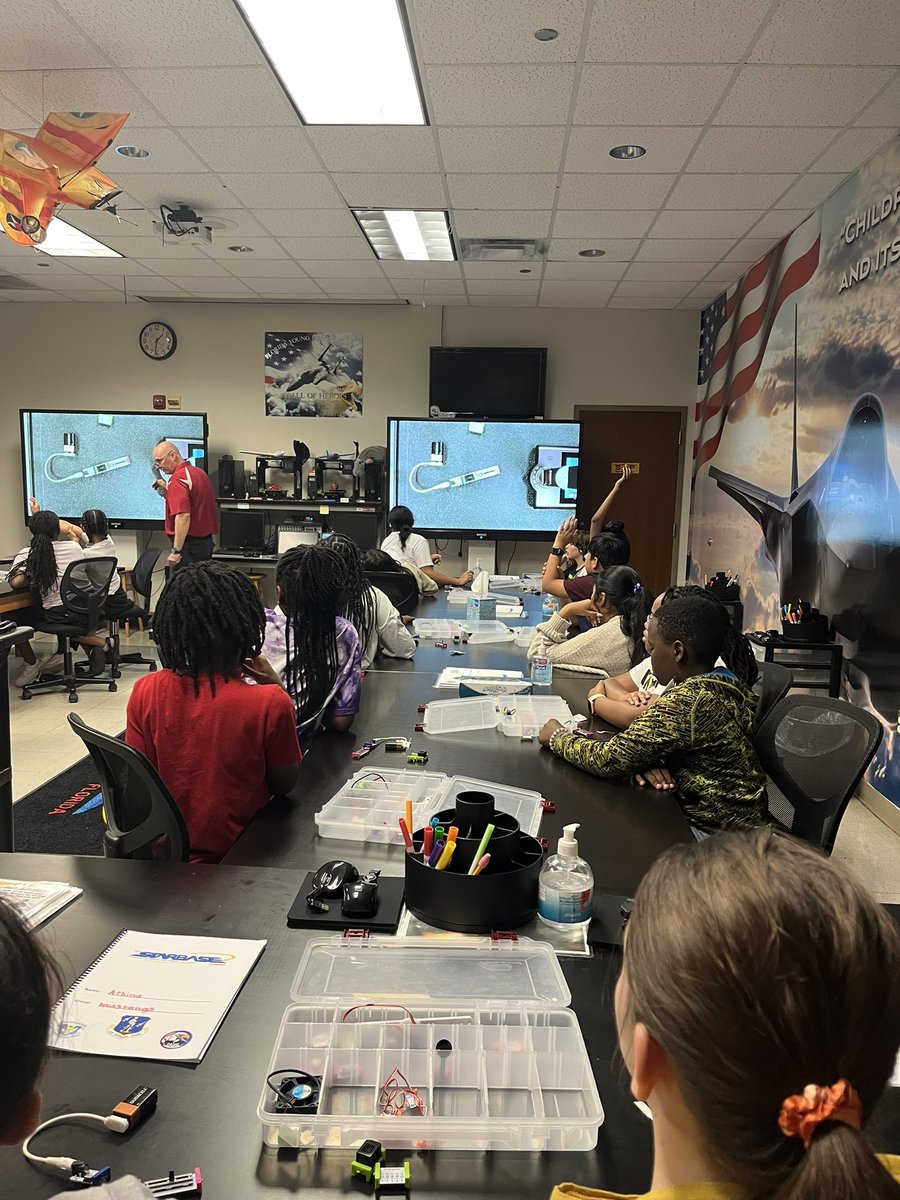 @ChimneyLakesES 5th graders are engaging with @DoDstem #Starbase. This 5-day STEM experience is a great opportunity for our @DuvalSchools