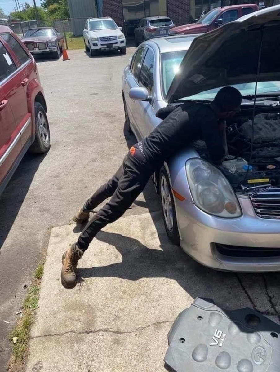 When a mechanic stand like this just know he F yo car up
