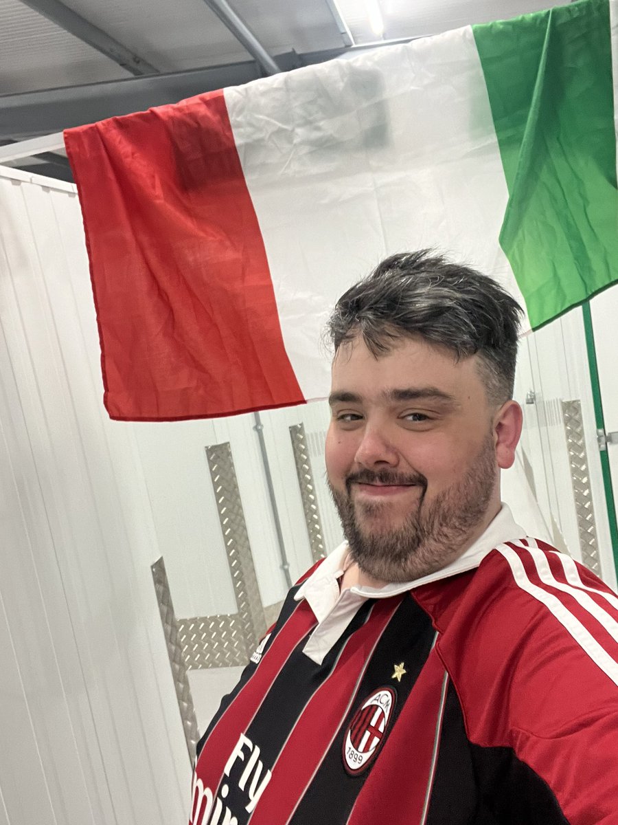 BigPetefs's tweet photo. Don’t tell people where you’re going just show them the signs #football #acmilan #italy https://t.co/siT4ftoIyf