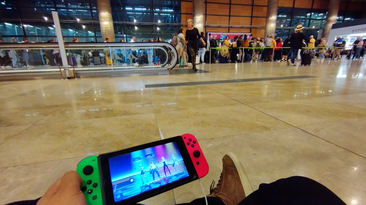 Glad to know that Madrid airport's free WiFi can let me play some sets on Fortnite Festival 🥰🥰