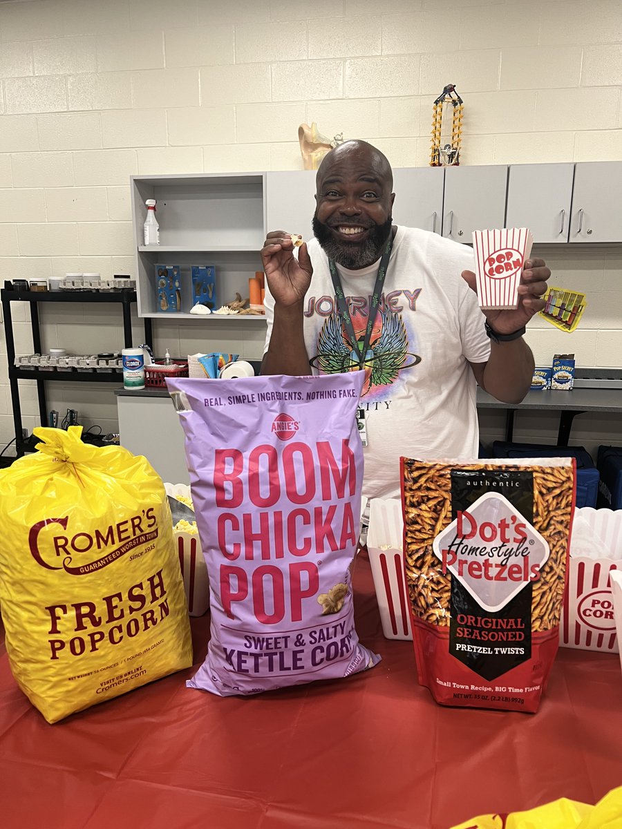 Thank you #KMMPM School Team 1! The sweet, salty, and savory popcorn and yummy candy treat bar was absolutely amazing! We throughly enjoyed the variety of toppings and best of all the fellowship! What a great way to get our weekend POPPIN! 🍿💚🍿💚🍿