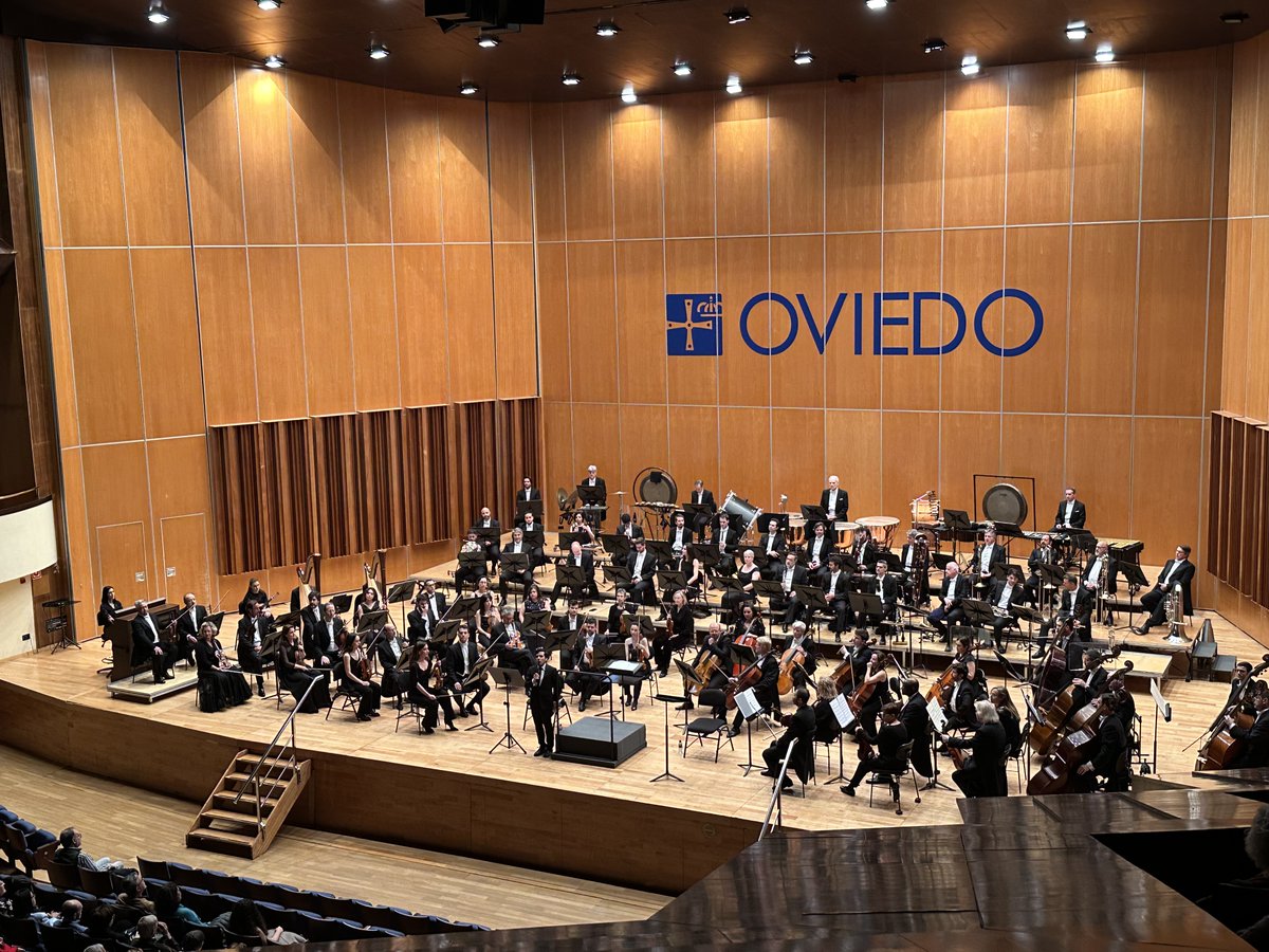 RamonSobrino1's tweet photo. Un placer haber podido disfrutar con #LaCancióndelaTierra #DasLiedvonderErde de #Mahler, en la estupenda versión de @nunoconductor al frente de @OSPAcom con la mezzo @BarronFleur y el tenor #BenjaminBruns👏👏👏
Al inicio, #Kraken de @duYun
𝐄𝐚𝐬𝐭 𝐖𝐞𝐬𝐭 𝐈𝐈 #OSPAFEST https://t.co/v04JmvGgrA