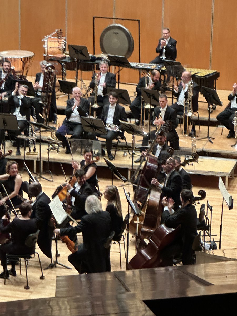 RamonSobrino1's tweet photo. Un placer haber podido disfrutar con #LaCancióndelaTierra #DasLiedvonderErde de #Mahler, en la estupenda versión de @nunoconductor al frente de @OSPAcom con la mezzo @BarronFleur y el tenor #BenjaminBruns👏👏👏
Al inicio, #Kraken de @duYun
𝐄𝐚𝐬𝐭 𝐖𝐞𝐬𝐭 𝐈𝐈 #OSPAFEST https://t.co/v04JmvGgrA