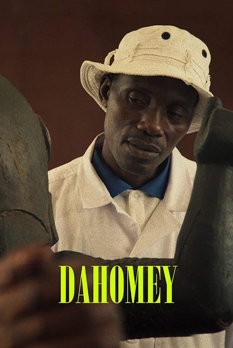 #Dahomey Berlin-Altın Ayı ödüllü başarılı bir belgesel. Fransa'nın Dahomey Krallığı’ndan yağmaladığı 7000 sanat eserinden 26'sının iade edilmesini, bunun ülkede estirdiği bayram havasından üniversitede yaşanan sert tartışmalara kadar toplum nezdindeki yansımasını konu alıyor.