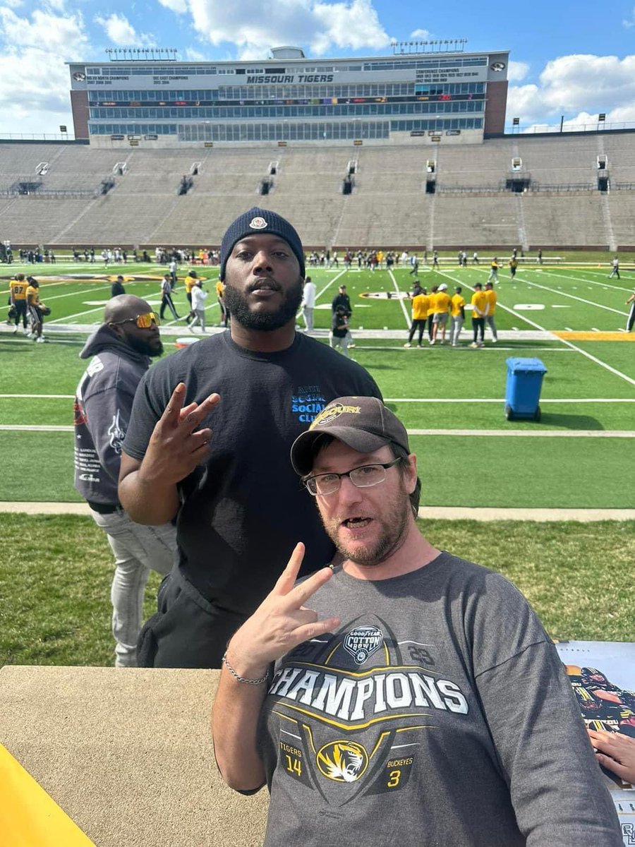 SpiritWolfGami4's tweet photo. @42_reborn  still honored and humbled I got to meet u  back in march at the Missouri football spring game and now I have ur college card  Ty again for being so awesome and cool and best wishes in the nfl https://t.co/tR0pO7h6lx