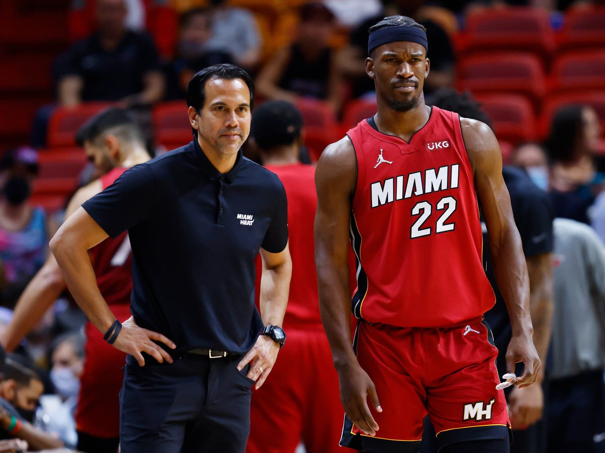 Ao saber da gravidade da lesão de Jimmy Butler, Erik Spoelstra ficou muito preocupado com a possibilidade de defrontar os Boston Celtics nos playoffs, fontes confirmam à Gazeta de Freixo de Espada à Cinta. "Sem Jimmy, fica difícil. Difícil varrer. Heat em 5", afiança o treinador.