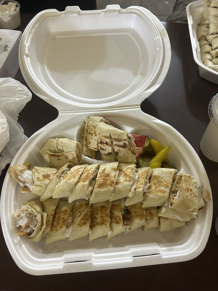 miilesdaviis's tweet photo. @tknumerodos the shawarma I had in Jordan, literally cost £3 https://t.co/hz3m4j4lzA
