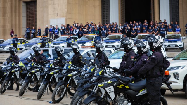 Cooperativa's tweet photo. [Fotos] Maipú presentó su nueva flota de vehículos de seguridad #CooperativaContigo https://t.co/WKqFnPhxxp https://t.co/MXZzjhBO8c