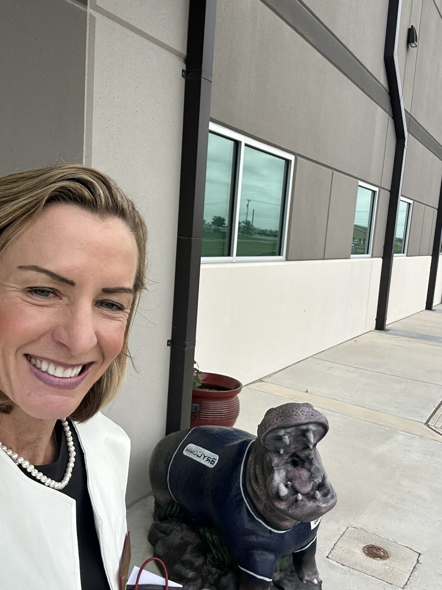 Repping @txstrrc on an education panel out in #hipponation today 🤩. Couldn’t help but take a selfie with this lovely #hutto #hippo