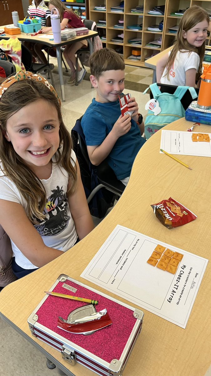MrsKTaylor_RCE's tweet photo. Making math fun with Cheez-It Arrays! #oneRCE https://t.co/csLnKxhJ5v