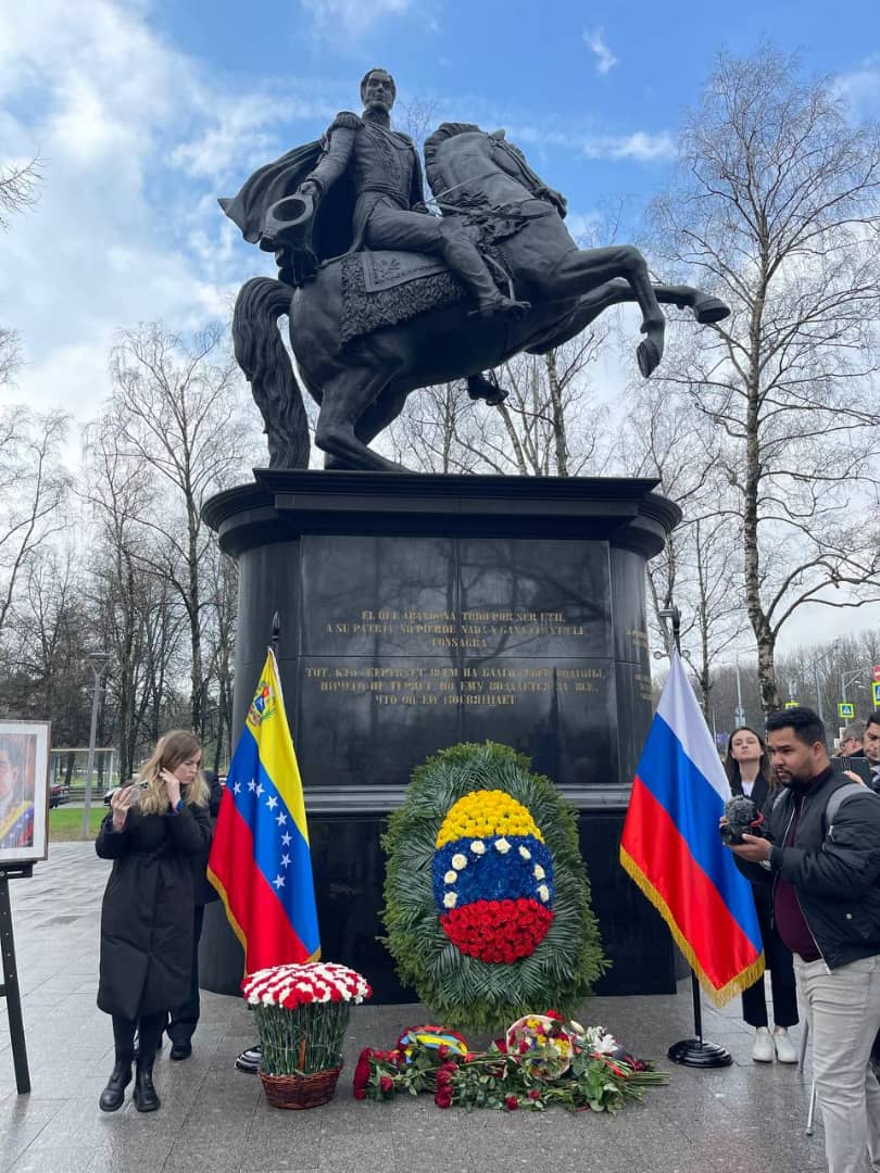 Feliz Día de la Dignidad Nacional al pueblo venezolano! Así se celebró en 🇷🇺 - los diplomáticos 🇻🇪 y los funcionarios de @mae_rusia colocaron una ofrenda en el monumento inaugurado en Moscú en conmemoración del 240 aniversario del Libertador con participación @gestionperfecta