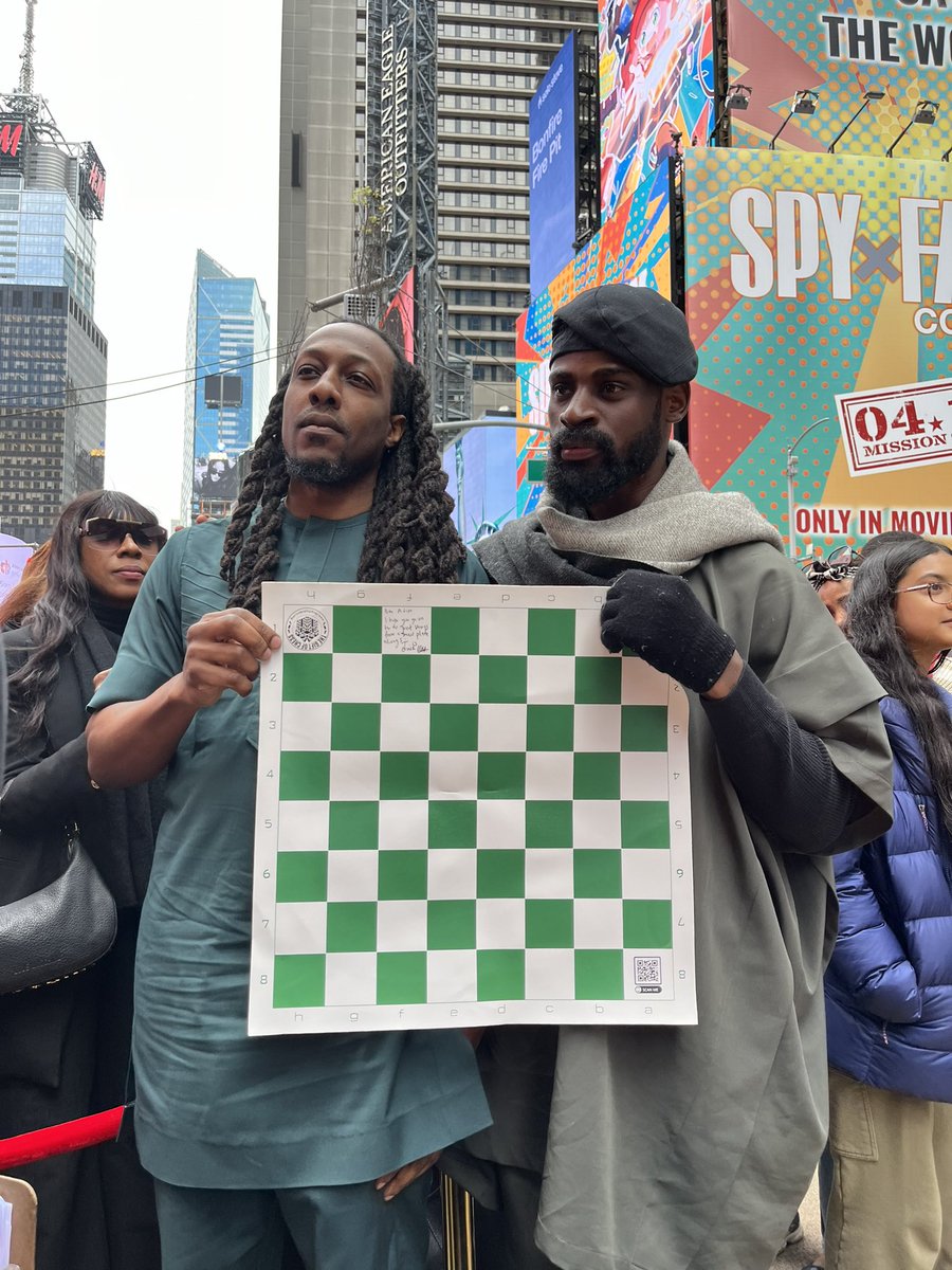 Anyone who donates $250 will receive a signed chess board by @Tunde_OD, shipped globally. tiltify.com/+tunde-onakoya…