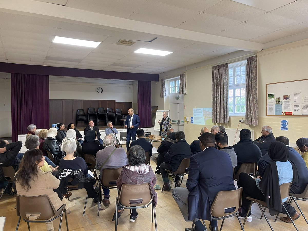 Really well attended meeting in Evington Village Hall this evening, to form the action group that will bid for #evingtonparkhouse. Thanks to everyone who attended and helped #evington #leicester