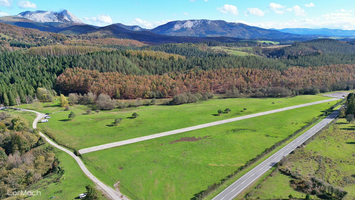 El aeródromo de Dima y al fondo el Parque Natural de Urkiola ☆ #Euskadi #aerialphotography #DJIMini3Pro