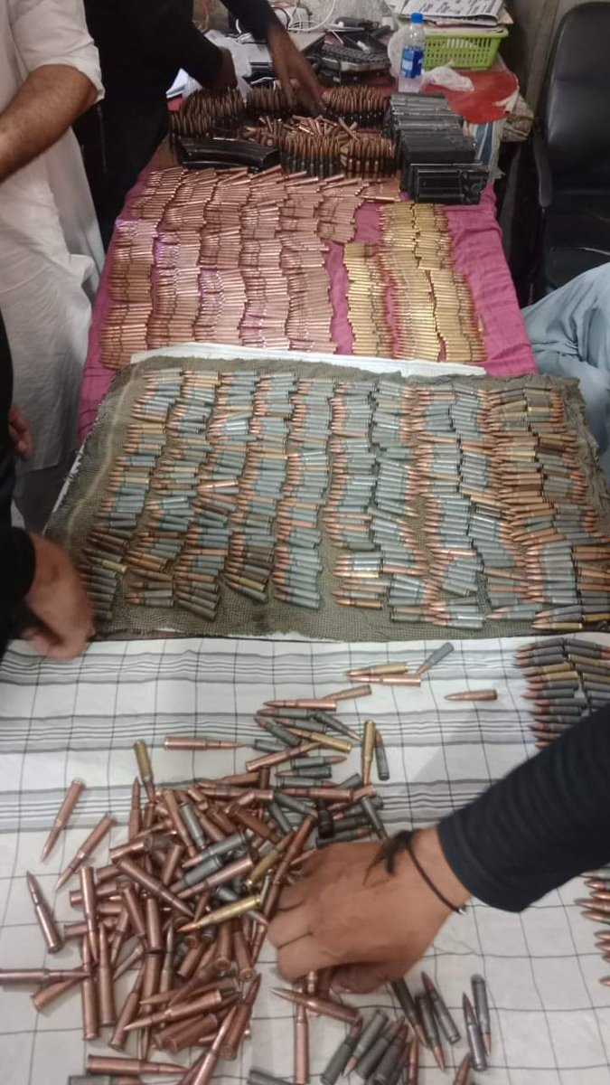 ‼️بریکنگ نیوز ‼️

جیکب آباد میں پولیس اور حساس اداروں کی بڑی کارروائی پولیس کی سرپرستی میں کچے کے ڈاکوؤں کو اسلحہ فراہم کرنے والی پولیس موبائل اور ایک ویگو تحویل میں لے لی گئی۔ 

پولیس موبائل اور ویگو میں جدید اسلحہ اور گولیوں کی بڑی کھیپ پکڑ لی گئی۔ ویگو گاڑی پیپلز پارٹی رہنما