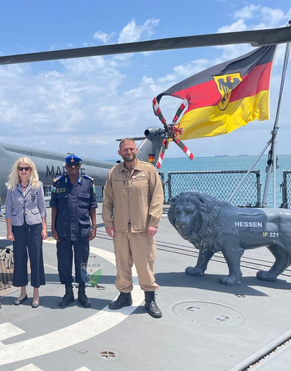 👉Le Directeur Général de la Police Nationale, le Colonel Abdourahman Ali Kahin a effectué une visite du bateau de guerre allemand “HESSEN” en compagnie de son directeur de cabinet,le Colonel Mahdi Aden Farah ,de l’ambassadrice allemande à Djibouti, Dr Heike Fullen et du