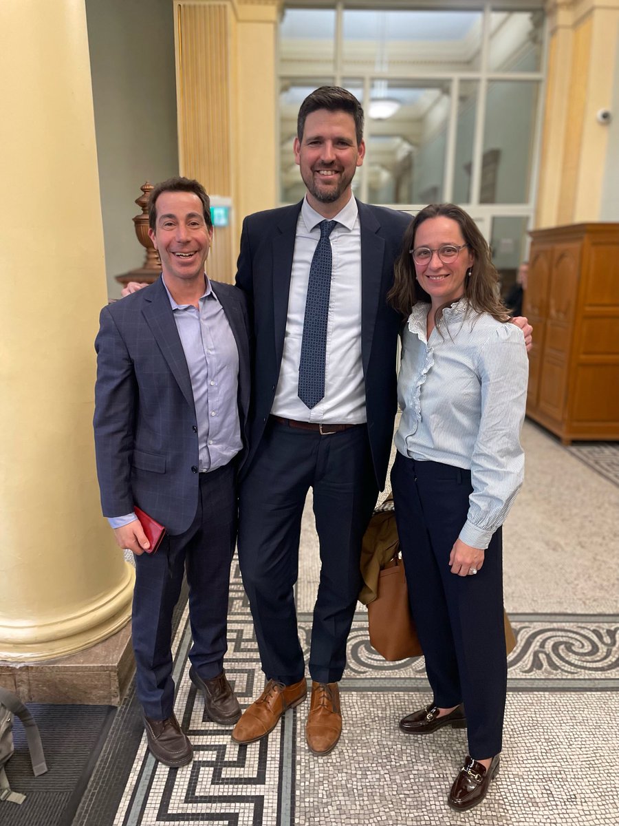 This really tall guy joined ⁦@annamgainey⁩ and I at Montreal City Hall this morning….great to see you in our hood ⁦⁦@SeanFraserMP⁩ !