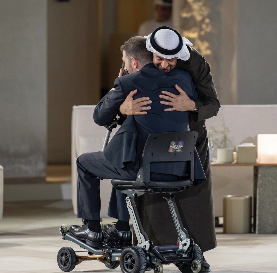 sh1ddb's tweet photo. فقط في الامارات 🇦🇪 https://t.co/RqEc4qMV2J