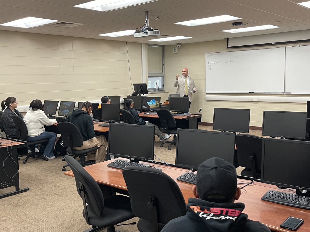 GCCCBroncbuster's tweet image. Yesterday, Bradley Kowalski from Edward Jones visited Dr. Ortega&apos;s Personal Finance class. He talked about the significance of investing and saving for retirement.

#COMMUNITYCollege
#FinanceClass💵
#ProducingPositiveContributors🎓