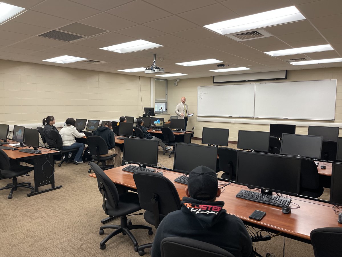 GCCCBroncbuster's tweet image. Yesterday, Bradley Kowalski from Edward Jones visited Dr. Ortega&apos;s Personal Finance class. He talked about the significance of investing and saving for retirement.

#COMMUNITYCollege
#FinanceClass💵
#ProducingPositiveContributors🎓